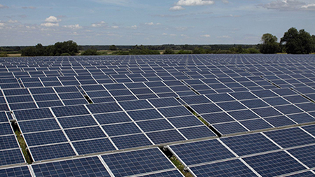 スペインの太陽光発電所の保護のためのIRCamSystemsサーマルカメラ